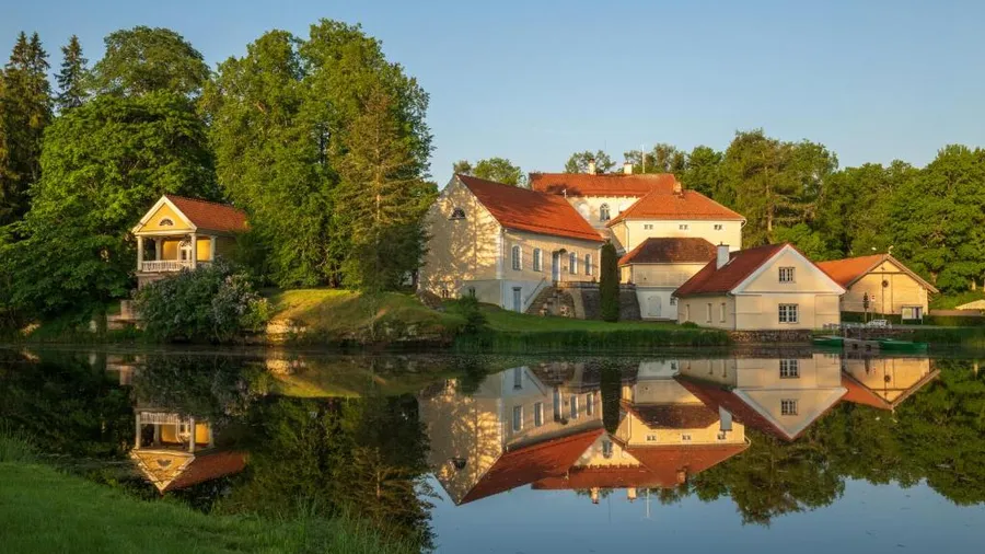 Eesti on väike, kuid uskumatult mitmekesine maa, kus peidavad end tõelised pärlid neile, kes otsivad erilist majutust. Olgu sihiks romantiline puhkus mõisas, rahulik loodusretk või seikluslik ööbimine.